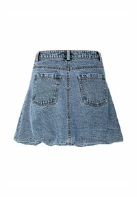 Jupe en denim avec un design évasé, couleur bleu clair, et deux poches à l'arrière. Présente des coutures visibles et une taille avec passants de ceinture.