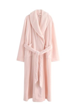 Bata de color rosa claro, de manga larga, hecha de un suave material de forro polar. Cuenta con un cuello de chal, cinturón y dos bolsillos frontales.