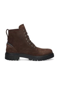 Botines de ante marrón con ojales metálicos, diseño con cordones, suela de goma y una cinta en la parte trasera. Superficie texturizada y construcción resistente.