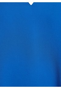 Sininen teksturoitu kangas, jossa on hienovarainen kuvio ja V-pääntie. Materiaali näyttää pehmeältä ja kevyeltä.