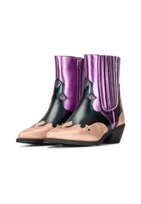 Bottes de cowboy noires, violettes et dorées métalliques avec un bout pointu, un talon de hauteur intermédiaire, des découpes décoratives et des plis verticaux. Fermeture éclair à l'arrière.