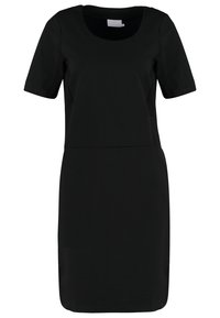 Robe noire à manches courtes, col arrondi, corsage ajusté et jupe droite. Tissu lisse sans ornement ni motif visible.