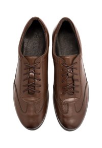 Brązowe skórzane buty o gładkiej i perforowanej powierzchni, z zaokrąglonym noskiem i sznurowanym zapięciem. Charakterystyczny design z minimalnymi akcentami przeszyć.