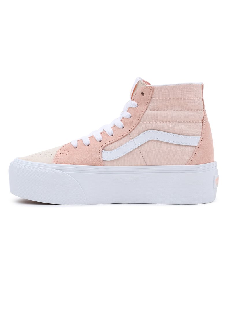 Hochschuh Sneaker mit einem oberen aus hellrosa Wildleder und Stoff, weißer Gummisohle und klassischem weißen Seitenstreifen. Mit flachen weißen Schnürsenkeln.