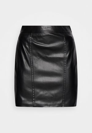 Falda corta de imitación piel negra de cintura alta con detalles de costura vertical y un acabado suave y ligeramente brillante sobre un fondo claro.