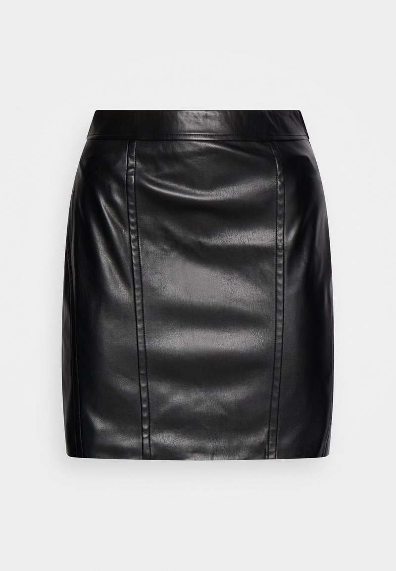 Jupe mini taille haute en simili cuir noir avec des détails de couture verticaux et une finition lisse et légèrement brillante sur un fond clair.