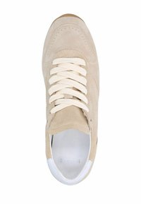 Sneaker in suede beige con accenti bianchi, caratterizzata da lacci piatti, punta rotonda e una tomaia testurizzata. All'interno presenta un rivestimento liscio.