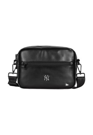 Bolso bandolera rectangular negro con bolsillo delantero con cremallera, correa ajustable y el logo plateado de los New York Yankees centrado en el frente.