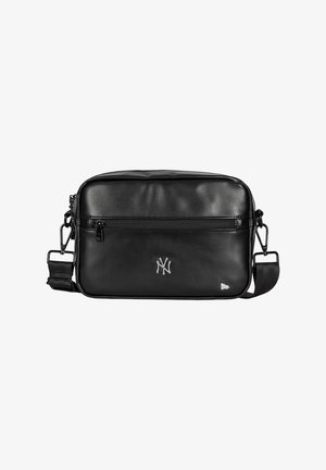 Bolso bandolera rectangular negro con bolsillo delantero con cremallera, correa ajustable y el logo plateado de los New York Yankees centrado en el frente.