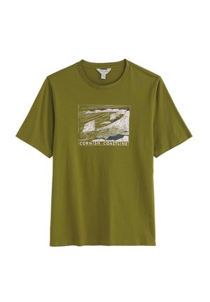 T-shirt en coton vert olive avec un imprimé graphique blanc représentant un paysage côtier intitulé "CORNISH COASTLINE". Manches courtes et col rond.