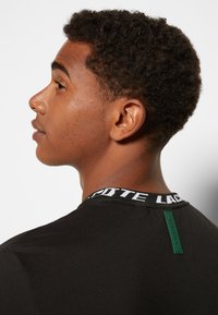 Lacoste T-shirt med print - noir