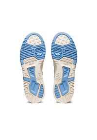 Skosulor har en blå och vit färgsättning med ett texturerat greppmönster, geometriska former och distinkta utskärningar för stabilitet.