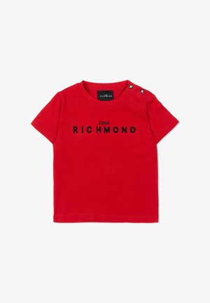 Maglietta rossa a maniche corte per bambino con scritta nera "John Richmond" sul davanti e due bottoni neri sulla spalla sinistra con logo bianco "JR".