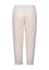 Licht beige linnen broek met een ontspannen pasvorm, elastische tailleband, opgerolde manchetten en een enkele achterzak. De textuur lijkt zacht en ademend.