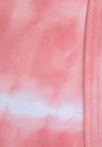 Roze stof met een gradientpatroon dat overgaat van lichtere naar donkere tinten, met een gladde textuur en zichtbare stiksels langs de rand.
