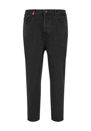 Jeans negre din denim cu o croială slim, design cu cinci buzunare, închidere cu nasture și fermoar, și un accent roșu la talie.