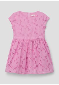 Rotes Kleid mit Spitzenmuster und floralen Motiven, kurzen Ärmeln, gerafftem Rock und Knopfverschluss hinten. Hergestellt aus leichtem Stoff.