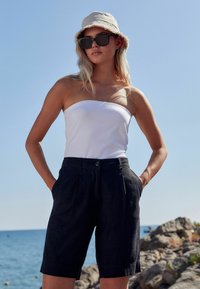 Next REGULAR FIT - Shorts - black