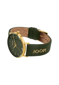 Groene leren horloge met een goudkleurige behuizing, ronde wijzerplaat, geribbelde textuur, gouden uurmarkeringen en het merklogo dat op de band is geperst.