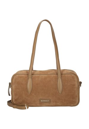 Bolso rectangular de ante color marrón claro con bordes redondeados, dos asas largas de cuero, una correa desmontable y una etiqueta frontal que dice Burkely.