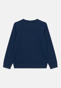 Sweatshirt bleu marine, col rond côtelé, manches longues, tissu texturé, sans motifs visibles, et détail au niveau de l'ourlet latéral avec une couleur d'accent.
