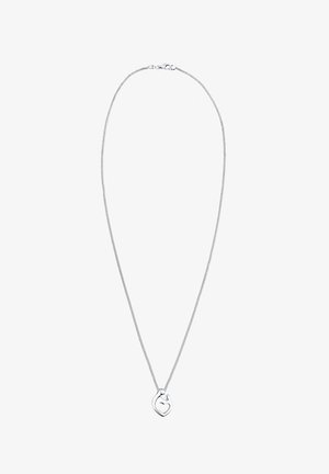 Strieborný náhrdelník s retiazkou, ktorý obsahuje prívesok v tvare srdca s detailom vnútorného srdca; hladká textúra a leštený povrch.