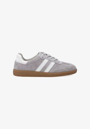 Grijze suède sneaker met witte leren accenten en drie witte strepen. Voorzien van een gumrubberen zool en gestructureerde veters.