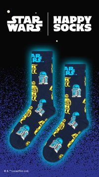 Námořní modré ponožky s R2-D2 a C-3PO v jasně žlutém a tyrkysovém designu na texturované tkanině. Vzory se objevují po celém povrchu.
