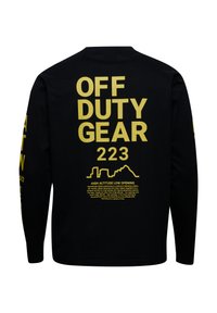 Svart långärmad t-shirt med stor gul text på baksidan, inklusive "OFF DUTY GEAR" och ytterligare grafiska detaljer.