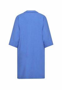 Camicia in lino blu con maniche corte, scollatura a V e colletto sul retro. Tessuto morbido, lunghezza al ginocchio, design semplice senza chiusure o motivi visibili.