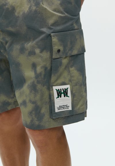 Πράσινα και γκρι cargo σορτς καμουφλάζ από ελαφρύ ύφασμα με μαλακή υφή, διαθέτουν τσέπη με πατς και ετικέτα με λογότυπο.
