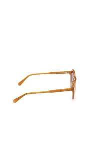 Gafas de sol marrones con una montura rectangular, brazos delgados y lentes ligeramente tintados. El material parece suave y pulido.