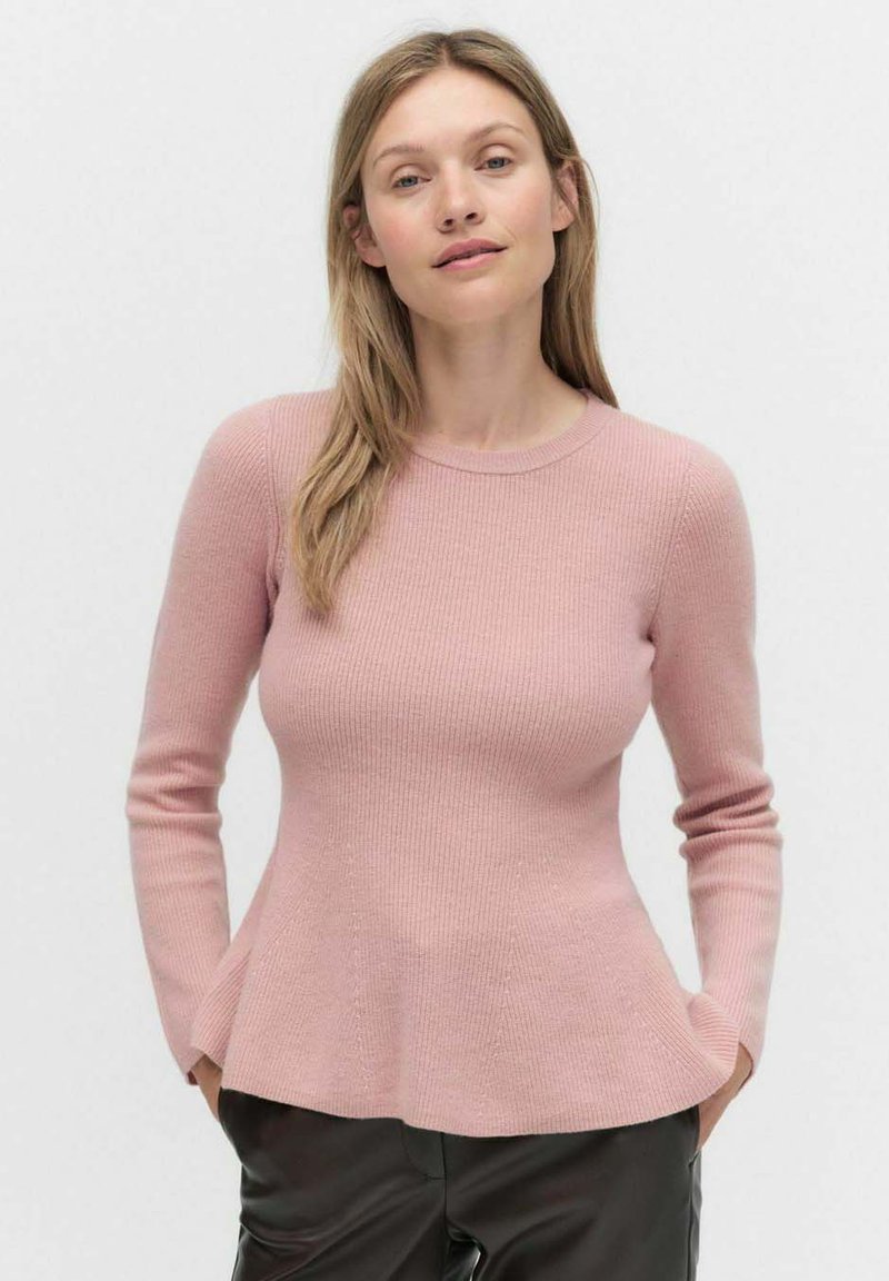 Pull à manches longues en maille côtelée de couleur rose clair, corps ajusté avec un ourlet évasé, encolure ronde et texture lisse. Détails de design minimalistes.