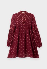 Robe rouge à manches longues avec petit imprimé floral, taille froncée, manches plissées, et lien à pompons au col montant.