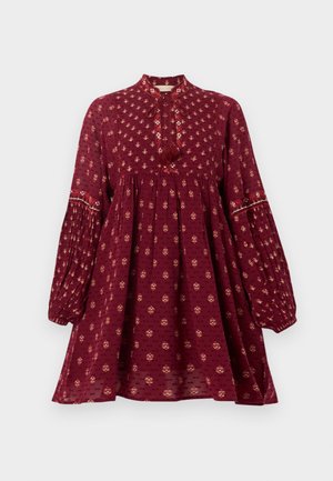 Κόκκινο μακρυμάνικο φόρεμα με μικρό φλοράλ μοτίβο, σφιχτή μέση, πλισέ μανίκια και κορδονάκι με φουντίτσα στον ψηλό γιακά.