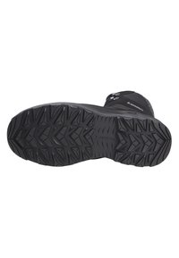 Semelle de bottes de randonnée noires en caoutchouc avec un motif de semelle multidirectionnel et des designs géométriques surélevés pour une meilleure traction. Logo "Lowa" visible.