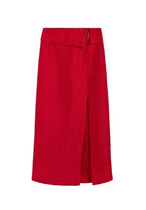 Falda midi roja con una abertura frontal y una cintura asimétrica con pequeños botones decorativos.