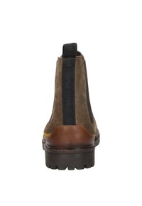 Bruine suède Chelsea-boot met zwarte elastische zijpanelen en een bruine leren achterzijde. Voorzien van een textuur rubberen zool met zichtbaar profiel.