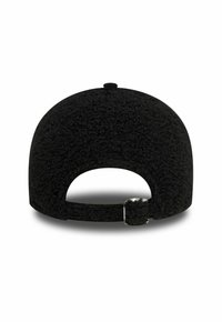 Schwarze Kappe aus weichem, strukturiertem Stoff. Gebogener Schirm und verstellbarer Riemen auf der Rückseite. Runde Oberseite mit einer kleinen Schlaufe zum Aufhängen.