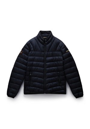 Marineblauwe pufferjack met gestructureerd patroon, hoge kraag, ritssluiting en twee ritszakken. Voorzien van een logopatch op de linker mouw.