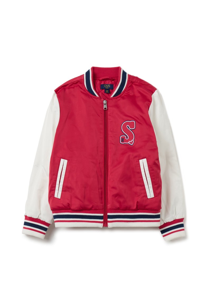 Rote Satin-Bomberjacke mit weißen Ärmeln, geripptem navy-blauem und rotem Kragen. Verfügt über seitliche Taschen und ein gesticktes ‚S‘ auf der Brust.