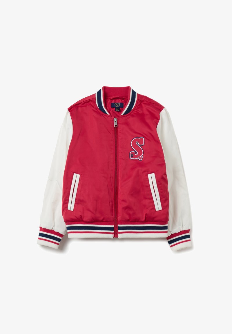 Rote Satin-Bomberjacke mit weißen Ärmeln, geripptem navy-blauem und rotem Kragen. Verfügt über seitliche Taschen und ein gesticktes ‚S‘ auf der Brust.