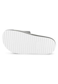 Chaussure grise à enfiler avec un dessus lisse, un design à large bande et une semelle en caoutchouc blanc texturé présentant des rainures parallèles pour une meilleure adhérence.