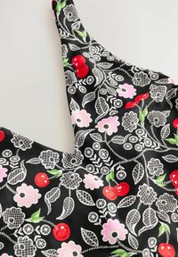 Rankovių suknelė, pagaminta iš juodo audinio su gėlių ir uogų raštu baltos, rožinės ir raudonos spalvos, akcentuota žaliomis lapelėmis.