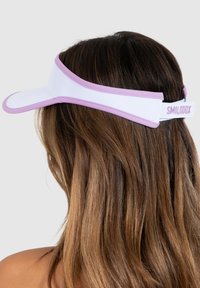 Weißer Visor mit lavendelfarbenem Rand und verstellbarem Riemen hinten, mit "SMILOOX"-Markenlogo. Glattes Material; gebogener Visorgestaltung.