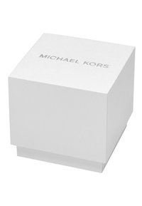 Boîte blanche avec une finition texturée, arborant un logo « MICHAEL KORS » en relief argenté sur le dessus. Forme carrée, design minimaliste.