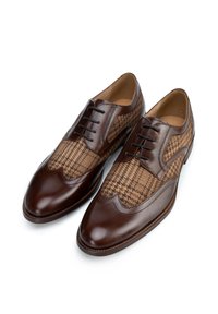 Chaussures en cuir marron avec un panneau en tissu pied-de-poule, design épuré, bout arrondi et coutures marron contrastantes.