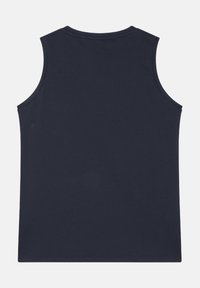 Top de tirantes sin mangas de algodón en azul marino, con cuello redondo y dobladillo recto. Textura suave, sin patrones ni adornos.