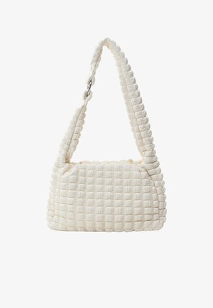 Weißer, strukturierten Handtasche mit einem gesteppten Design, ausgestattet mit einem gepolsterten Schulterriemen und rechteckiger Form. Glattes Material mit sanften Konturen.