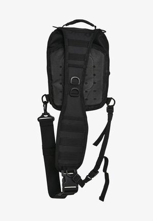 Musta taktinen olkalaukku, jossa on rakenteellinen kangas, säädettävä pehmustettu hihna, useita kiinnityspisteitä ja kestävä rakenne. Kompakti ja ohut suunnittelu.